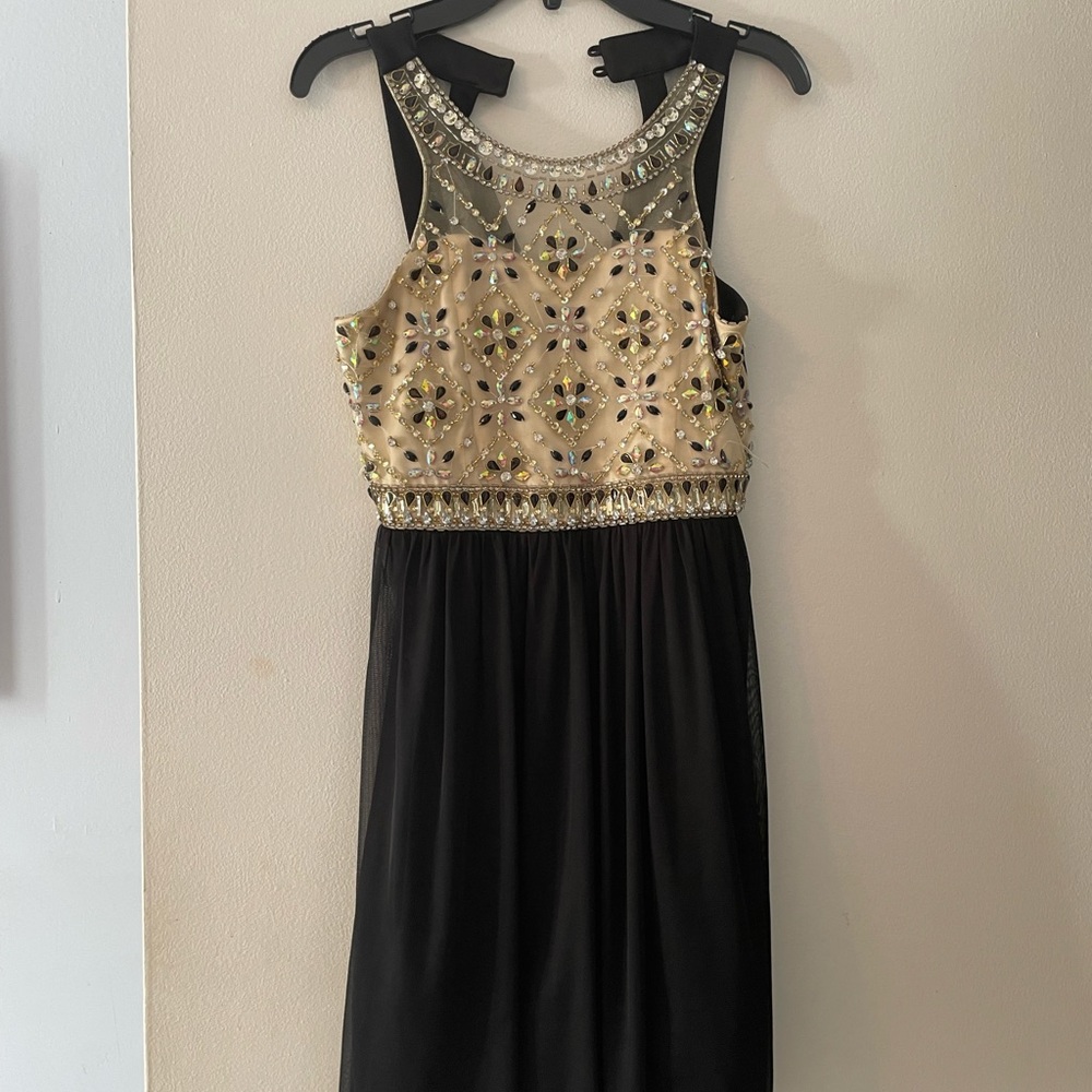 Formal dress with crystals in great condition.